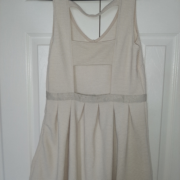 EUC worn once open back section fits a small - Picture 3 of 4